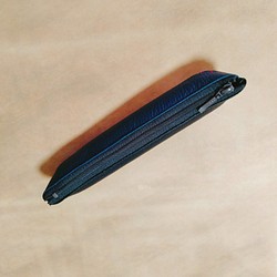革のペンケース　黒×紺 1枚目の画像