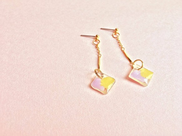 粉嫩菱形-紫黃 手作手繪垂墜式耳環 耳針款 第1張的照片