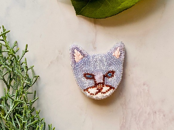 賢いネコのブローチ☆動物刺繍☆オートクチュール刺繍☆ビーズ刺繍