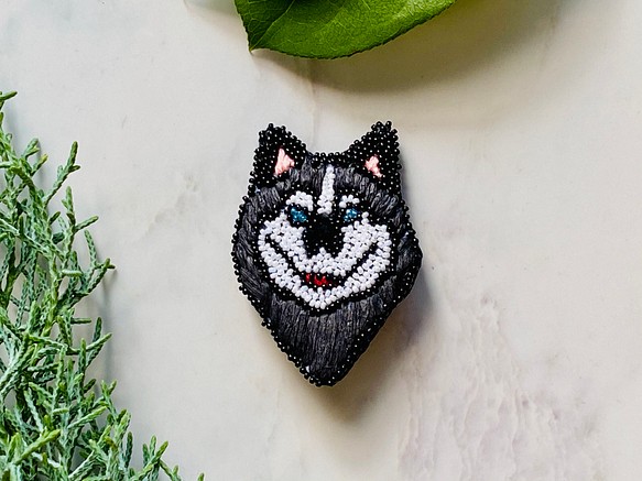 ニンマリ顔オオカミのブローチ☆動物刺繍☆オートクチュール刺繍