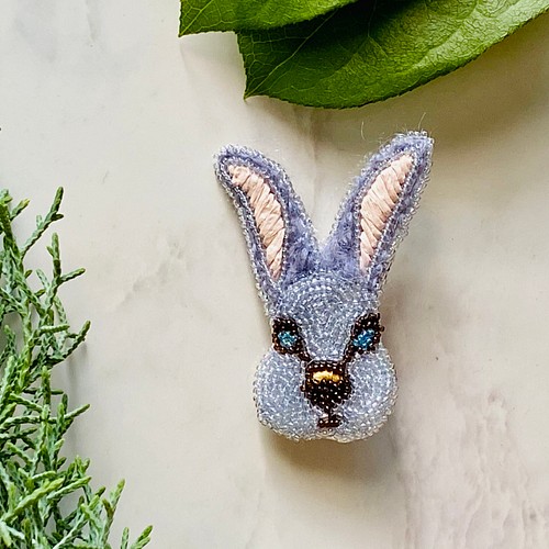 知的なウサギのブローチ 動物刺繍 オートクチュール刺繍 ビーズ刺繍 大人デザイン ルルミーのブルーアイ ブローチ ルルミーlulme Embroidery 通販 Creema クリーマ ハンドメイド 手作り クラフト作品の販売サイト