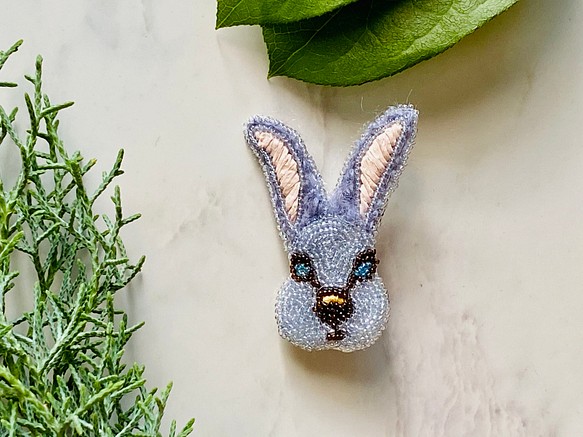 知的なウサギのブローチ★動物刺繍★オートクチュール刺繍★ビーズ刺繍★大人デザイン★ルルミーのブルーアイ