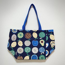 日本印花棉布寛底拖特包-彩色水果-藍色系 第1張的照片