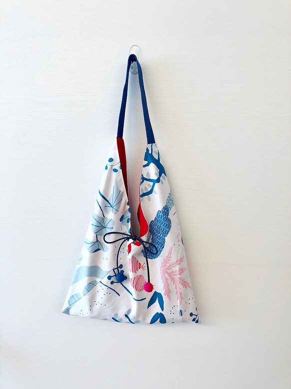 日本印花棉布粽型側背包-中尺寸-藍色孔雀 第1張的照片