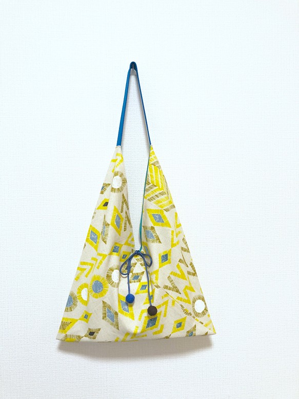 印花棉布粽型側背包-大尺寸-黃色幾何+土藍點 第1張的照片