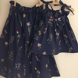 【受注製作】ママ用ギャザースカートとお子様用ワンピース＆スカートセット（綿麻飛フラワーボタニカル 1枚目の画像