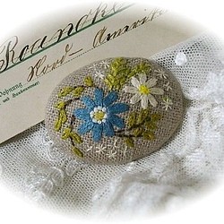 ベージュリネン手刺繍ブローチ　送料無料 1枚目の画像
