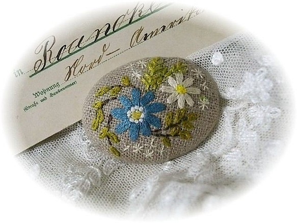 ベージュリネン手刺繍ブローチ　送料無料 1枚目の画像