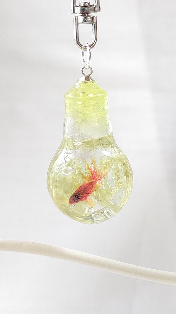 ☆夏の新作☆電球型の金魚と水草のキーホルダー 1枚目の画像
