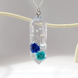 青と水色のかすみ草のドライフラワーとパールの水晶型ネックレス 1枚目の画像