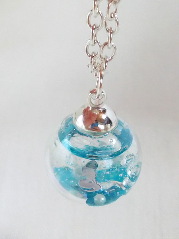 人魚姫からの贈り物～マーメイドとシェルとパールのガラスドームネックレス 1枚目の画像
