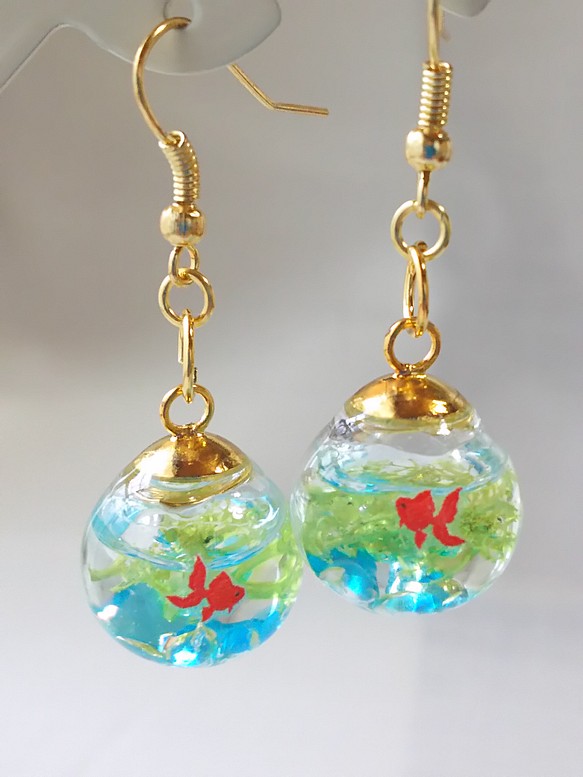 夏の涼しげな金魚と水草と水色のガラスの粒のガラスドームピアス／イヤリング 1枚目の画像