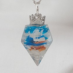 夕焼け空と雲のダイヤモンド型レジンのネックレス 1枚目の画像