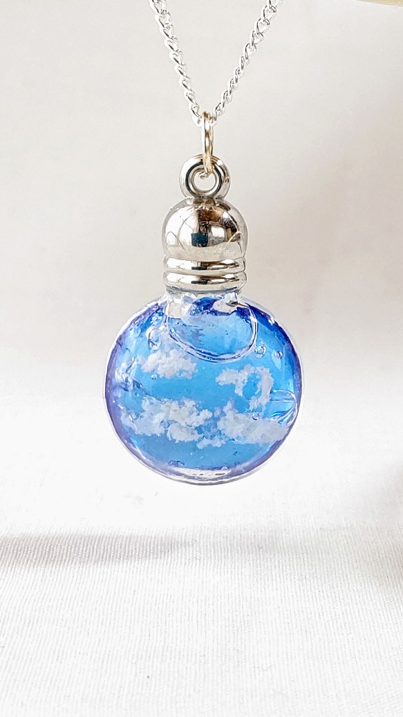 青空と雲を閉じ込めた丸型ガラスボトルのネックレス ネックレス