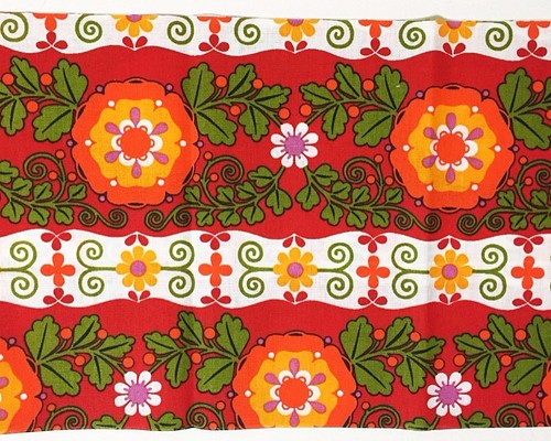 ドイツ製 Vintage生地 レトロな花柄・赤 巾120cm×25cmカット
