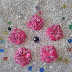 お手玉（５個入り） 「いろどり」 ピンクペイズリー柄  数珠玉入り 知育玩具 1枚目の画像