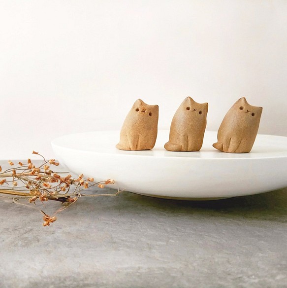 Brown Handmade Ceramic Cat – size: S 1枚目の画像