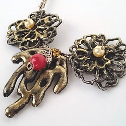 二輪花と樹の雫のネックレス Type A(ゴールド) 1枚目の画像