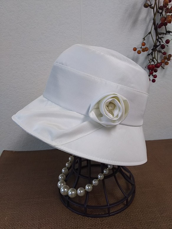 岡谷シルク。。お帽子。。薔薇飾り  展示会出品中２月中旬以降発送 1枚目の画像