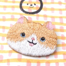 ◭小さな動物の頭の刺繍ブローチ橘オレンジ色の白い猫ジンジャーの猫 1枚目の画像
