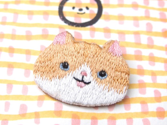 ◭小さな動物の頭の刺繍ブローチ橘オレンジ色の白い猫ジンジャーの猫 1枚目の画像