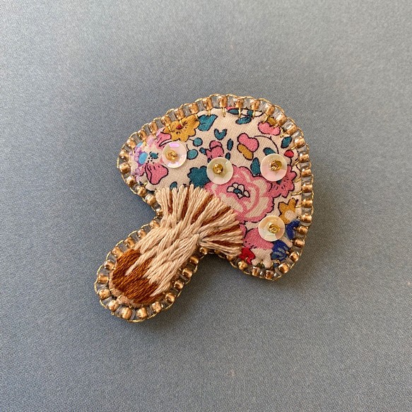 【ブローチBrooch】キノコブローチ『リバティプリントx刺繍』お花畑のキノコ 1枚目の画像