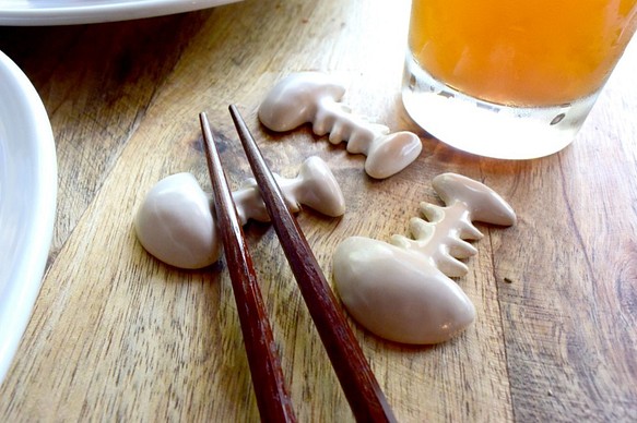 【好器】魚骨頭筷架_四入_陶瓷餐具 第1張的照片