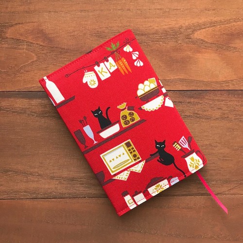新書 キッチンと猫のブックカバー 赤 ブックカバー A H M S 通販 Creema クリーマ ハンドメイド 手作り クラフト作品の販売サイト