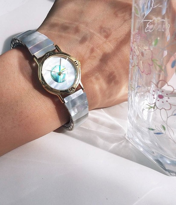派手な 天然石 虹色貝 白碟貝 伸縮式 のバンド 腕時計 1枚目の画像