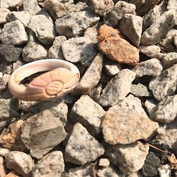 【Lost and find】天然石 貝母 雕刻 花 指環 第1張的照片