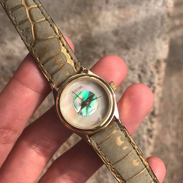 派手な 天然石 虹色貝 白碟貝 腕時計 腕時計 Bear Wan 通販 Creema クリーマ ハンドメイド 手作り クラフト作品の販売サイト