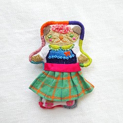 手刺繍　ブローチ　くまの女の子 1枚目の画像
