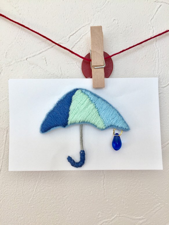 再販＊ 傘と雨の雫 ＊ 刺繍ブローチ ＊ブルー 1枚目の画像