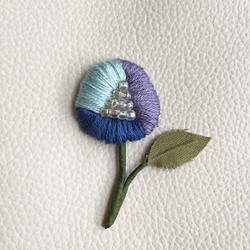 再販＊3色の小さな花 ＊刺繍ブローチ ＊ブルー×パープル 1枚目の画像