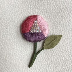 再販＊3色の小さな花 ＊刺繍 ブローチ ＊ピンク×パープル 1枚目の画像