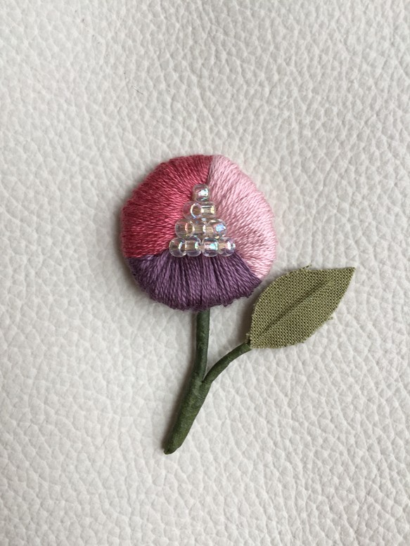再販＊3色の小さな花 ＊刺繍 ブローチ ＊ピンク×パープル 1枚目の画像