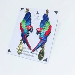 humming-綠翅金剛鸚鵡 Embroidery earrings 〈精緻刺繡耳環〉不鏽鋼耳針/ 可改夾式 第1張的照片