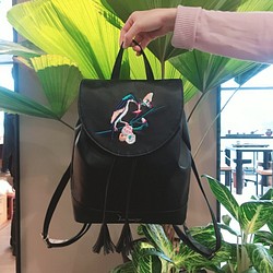 humming-蜂鳥蝴蝶好朋友 Embroidery Bag 〈刺繡抽繩防水後背包〉-防水黑 第1張的照片