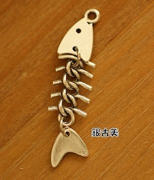 p1124/ハンドメイドパーツ・メタルチャーム・銀古美・魚の骨（3個) 1枚目の画像