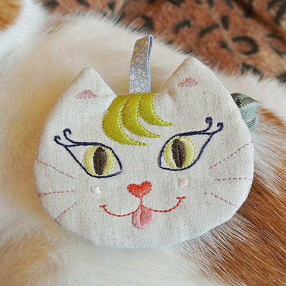 「舌カーリングまつげメング・グリーンの猫」の財布 1枚目の画像