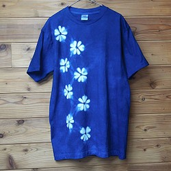 藍染花柄絞りtシャツ Tシャツ カットソー Uriuribachan 通販 Creema クリーマ ハンドメイド 手作り クラフト作品の販売サイト
