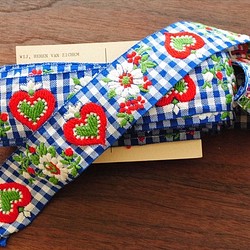送料無料　ベルギーのヴィンテージ 花柄とハート刺繍トリム 巾4.4cm /長さ50cm単位　チェック リボン ブレード 1枚目の画像