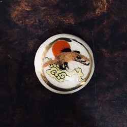 陶器ボタン・ピンズ〜陽雲に鶴 1枚目の画像
