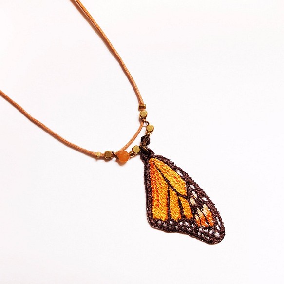 刺繡。天然石蝶羽項鍊 / 帝王蝶 Monarch Butterfly 第1張的照片