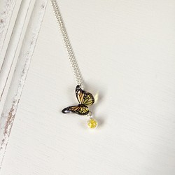 *Haku‧Neko*ミニ黄色のガラス玉黒線が蝶のネックレスネックレスを飛んでオレンジ色のグラデーションを描きました 1枚目の画像