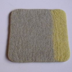 草木染め羊毛　コースター（カーキ） 1枚目の画像