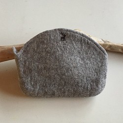 草木染め羊毛　フェルト　ポーチＬ（グレー） 1枚目の画像