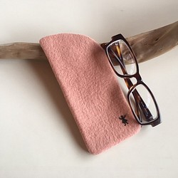草木染め羊毛　フェルト　メガネケース（ピンク） 1枚目の画像