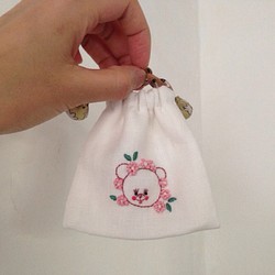 くまちゃんとお花刺繍の白リネンミニ巾着(ポーチ) 1枚目の画像