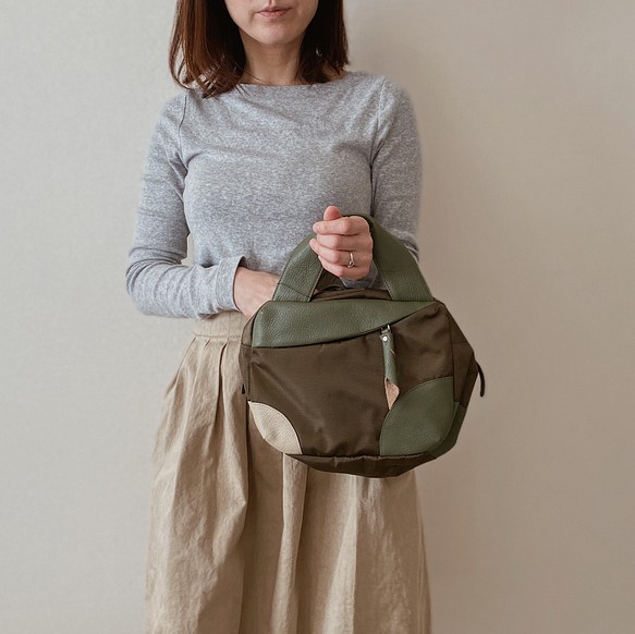 [Ishikoro 手拿包 / 卡其色] 有 2 種使用方式且空間充裕的寬角手拿包！ 第1張的照片